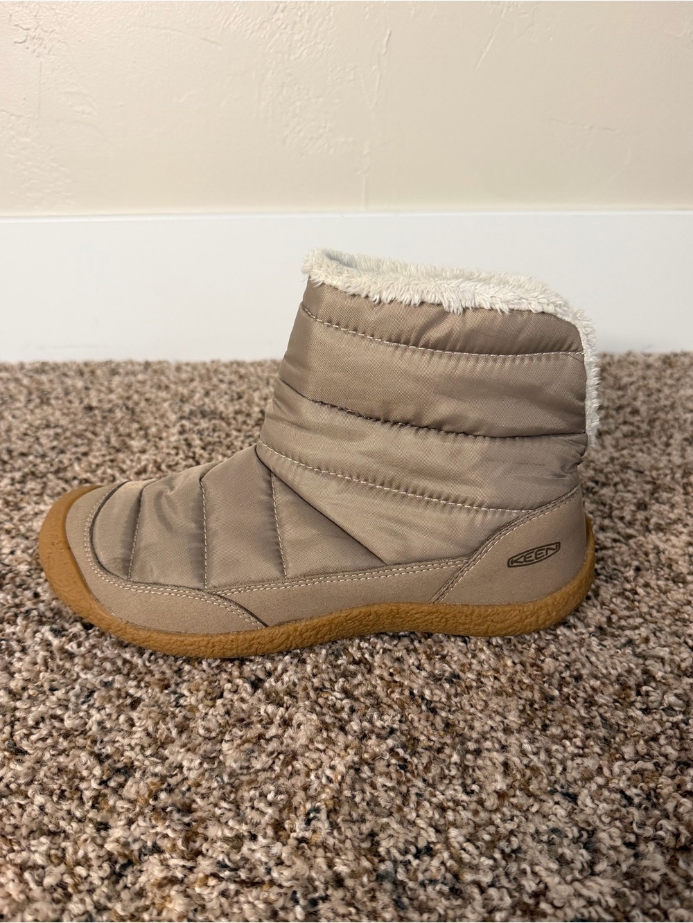 Keen Women’s Howser Fold Down Boots w/ Faux Fur, size 8